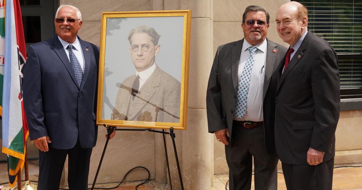 Portrait of former US Treasurer H. Theodore Tate presented to Grainger County