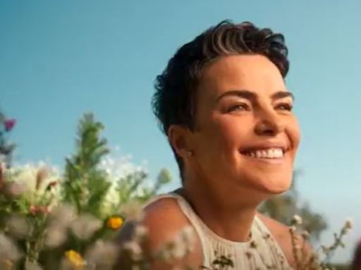 Longe da TV, Ana Paula Arósio volta à mídia em campanha publicitária