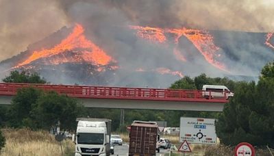 Un incendio forestal descontrolado arrasa Torres de la Alameda y amenaza con llegar a Alcalá de Henares y Torrejón, en Madrid
