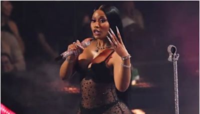 Nicki Minaj se enfurece y devuelve objeto que le lanzaron al escenario