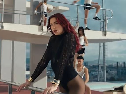 Por que Dua Lipa ruiva traduz tão bem nova era da cantora e o que é estética 'cherry cola'