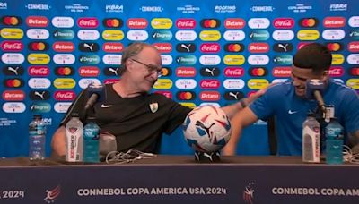 La respuesta de Bielsa sobre uno de sus jugadores favoritos que desató las carcajadas antes del Uruguay-Colombia por la Copa América