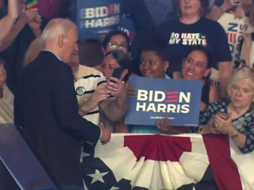 El polémico momento de Joe Biden: una mujer negra espera para fotografiarse con él, pero el presidente de EEUU la ignora