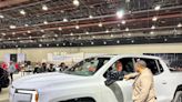 Mayor Mike Duggan tours auto show exhibits, weighs in on UAW-Detroit 3