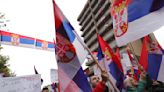 Miles de personas de etnia serbia protestan en Kosovo