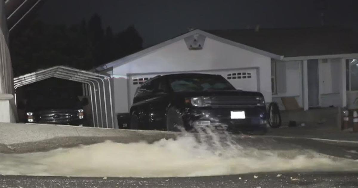 Water main break near San Pablo damages homes