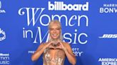 Karol G deslumbra como Mujer del Año en los premios Billboard Women in Music