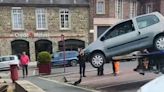 Elle manque sa manœuvre et envoie sa Twingo sur la terrasse d'un bar !