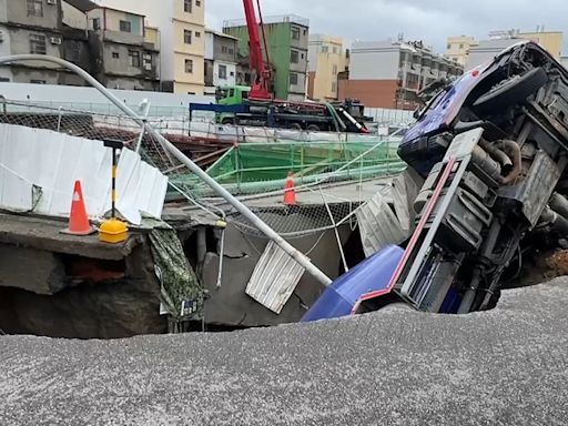 豪雨橫掃台中! 沙鹿馬路變小河 工地旁天坑吞2車