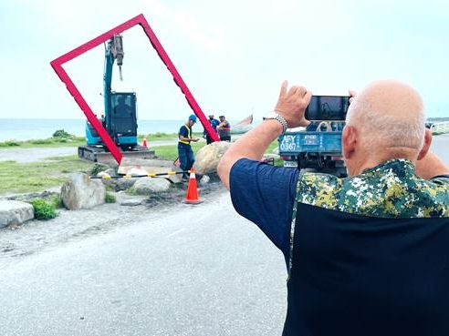 沒機會了！台東海濱公園紅相框拆除 遊客不捨拍「遺照」 - 生活