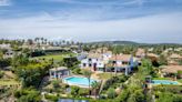 Las tres casas de la semana: villa con dos piscinas y techos infinitos en Sotogrande por 5,2 millones