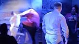 España: Comediante ‘bromeó' con el hijo de un nazi y fue golpeado EN VIVO [VIDEO]