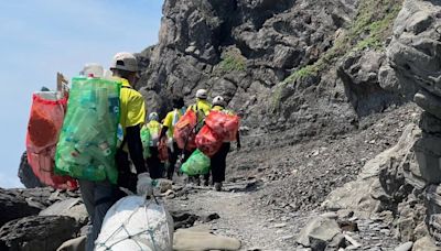 屏東環保局化身海廢終結者 挑戰阿塱壹淨山淨灘艱鉅任務 | 蕃新聞