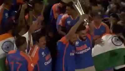 Rohit Sharma, Virat Kohli Share Special Moment During T20 World Cup 2024 Victory Parade - Video Goes Viral | Cricket News