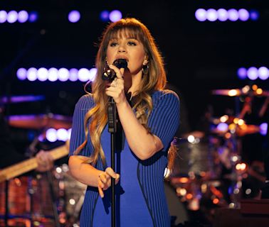 Kelly Clarkson Goes From Ballad to Belting in Moving Metallica ‘Sad But True’ Cover