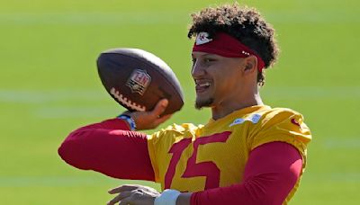 Raiders mock Patrick Mahomes with Kermit Frog doll at training camp