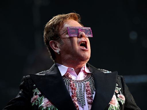 Elton John leiloa guarda-roupa para arrecadar fundos contra a sida