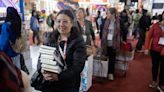 Feria del Libro: bibliotecarios de todo el país recorren la Rural con “lista de compras” y carritos