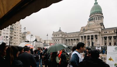 Empleados públicos protestan contra políticas de ajuste de Milei en Argentina