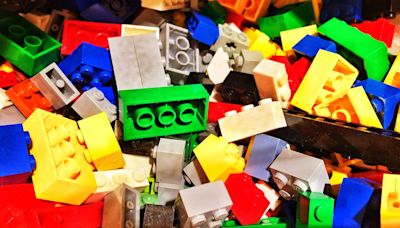 Jovem irlandês cria negócio de revenda de Lego e fatura R$ 2,7 milhões em dois anos
