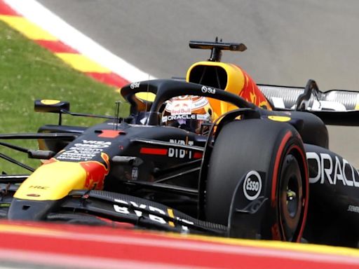 Verstappen empieza mandando en Bélgica y Alonso pregunta por su motor