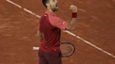 Djokovic barre a Carballés y empieza a crecer en París