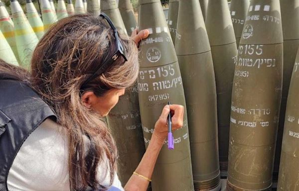 Nikki Haley signs artillery shells in Israel: 'Finish them! America loves Israel!'