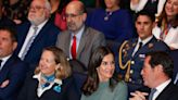 La Reina recicla su look de invitada más versátil: jersey calentito y falda brocada de flores