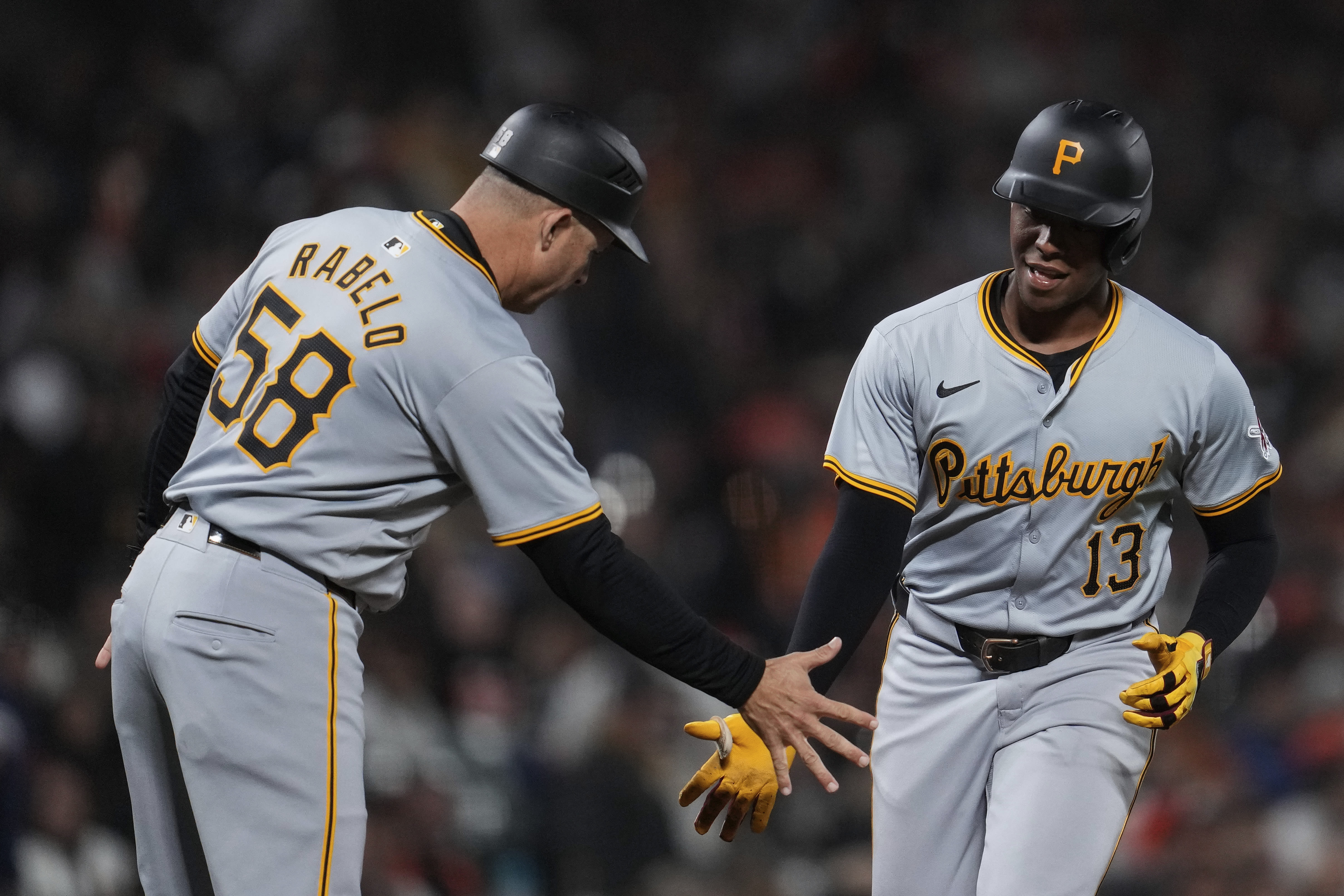 Bryan Reynolds, Ke'Bryan Hayes hit back-to-back homers in 10th, Pirates beat Giants 4-3