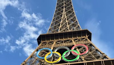 Já em Paris, Rebeca Andrade visita Torre Eiffel antes dos Jogos Olímpicos