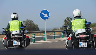 Sorprendidos dos hermanos que conducían sin permiso en la A-4 en Córdoba el coche de su padre