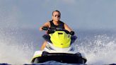 Una foto de Emmanuel Macron en un jet ski durante sus vacaciones desata la ira de los franceses: “Es criminal no entender el cambio climático”