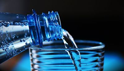 El agua mineral, la bebida más consumida de España