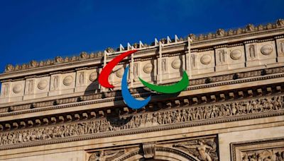 JO Paris 2024 : L’Arc de Triomphe habillé aux couleurs des Jeux paralympiques