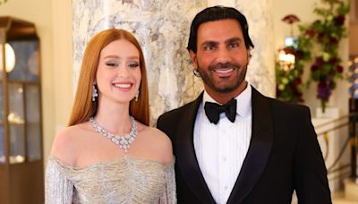Marina Ruy Barbosa e noivo posam sorridentes em Cannes