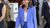 La Reina Letizia sigue causando tendencia, esta vez con un traje de chaqueta en color azul