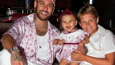 Neymar celebra dia dos pais e posta foto com seus filhos