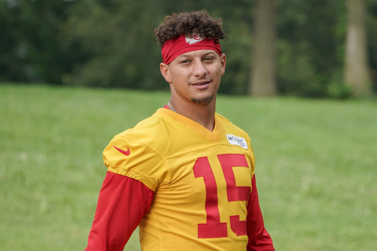 NFL Fans Left Stunned By Patrick Mahomes' Blindfolded Throw