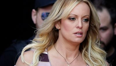 La actriz porno Stormy Daniels comenzó a testificar en el juicio contra Trump