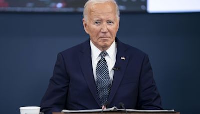 Cadena de radio se separa de periodista que entrevistó a Biden con preguntas de su campaña