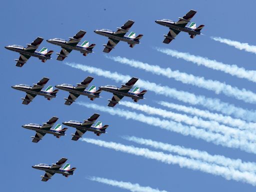 Air Force Thunderbirds lead entertainment at annual New York Air Show