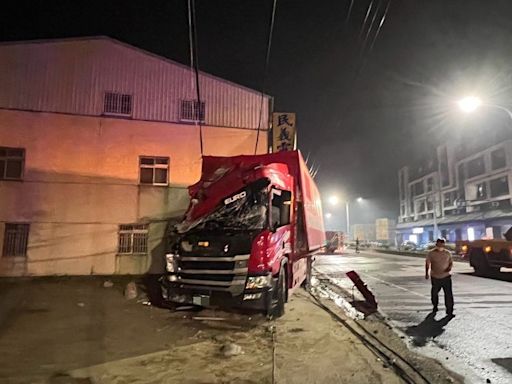 開到睡著！貨櫃車撞斷電桿再衝民宅 台南善化5百戶半夜停電沒冷氣吹｜壹蘋新聞網