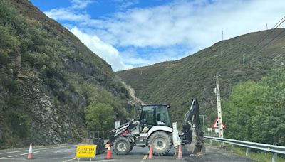 El PSOE de Laciana pide 'más medios de la Junta' para despejar un carril en la comarcal 631