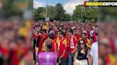 Los aficionados de España marchan hacia el Estadio Olímpico de Berlín