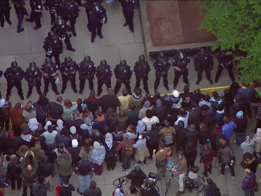 University of Chicago police begin to clear out encampments protesting war on Gaza