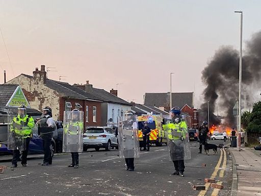 Attaque au couteau au Royaume-Uni : Des affrontements entre la police et les manifestants éclatent à Southport