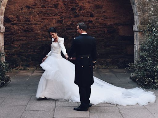 Marina, la novia del vestido convertible y sobrefalda de 50 metros de tul para su boda en un pazo de Coruña