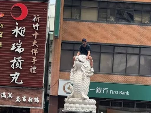 大不敬！竹市城隍廟廣場前龍鯉雕塑遭屁孩爬上魚頭跨坐