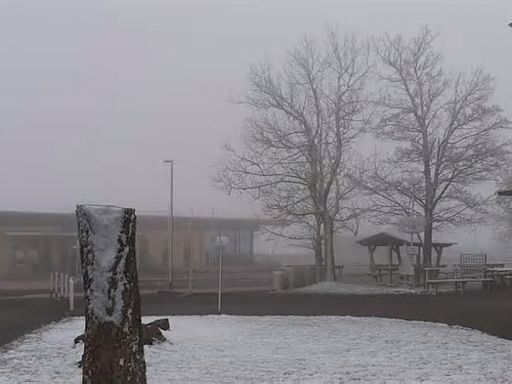 Schnee auf der Wasserkuppe: Sturmtief bringt Winter-Wetter zurück nach Osthessen