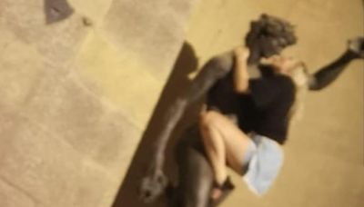 Indignación en Italia por turista que simuló actos lascivos con una estatua - La Tercera